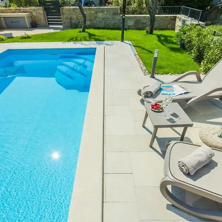 Sunlit Villa Near With Private Swimming Pool In Creovlje Previz