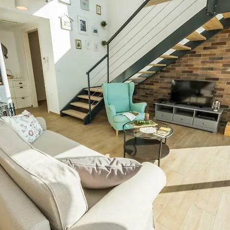 Sunlit Villa Near With Private Swimming Pool In Creovlje