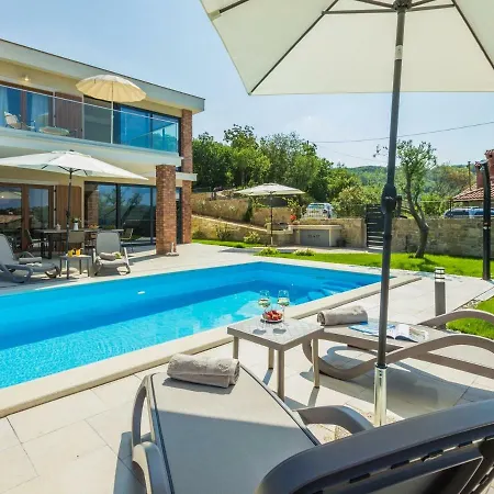 Sunlit Villa Near With Private Swimming Pool In Creovlje Vila