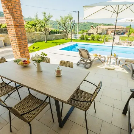 Sunlit Villa Near With Private Swimming Pool In Creovlje