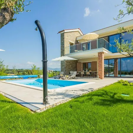 Sunlit Villa Near With Private Swimming Pool In Creovlje